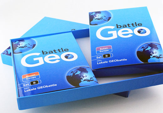 Luxe boxset met 2 "Geo Battle" kaartspellen.